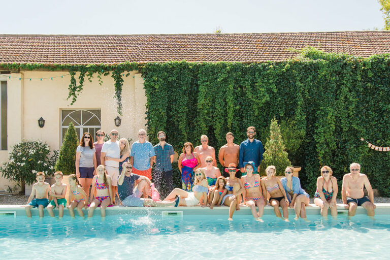 reunion famille piscine mur vegetal blanche fleur