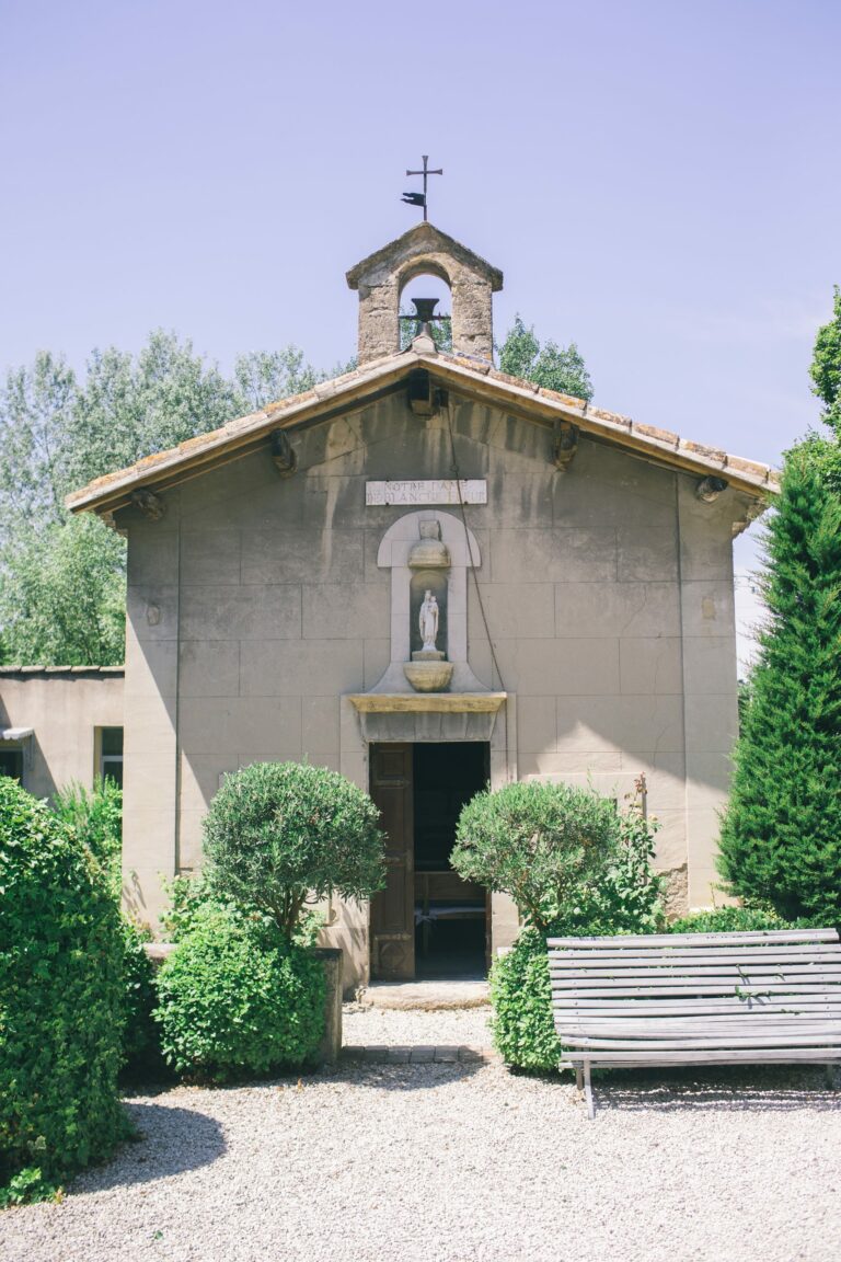 extérieur chapelle blanche fleur