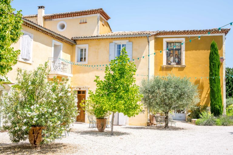 cour avec bastide provencale